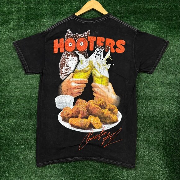 Hooters Clearwater Mineral Wash T-Shirt Size Medium - Picture 1 of 5